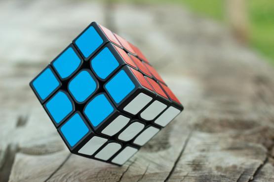Foto door Jadson Thomas: https://www.pexels.com/nl-nl/foto/3-bij-3-rubik-s-cube-selective-focus-photography-1500610/