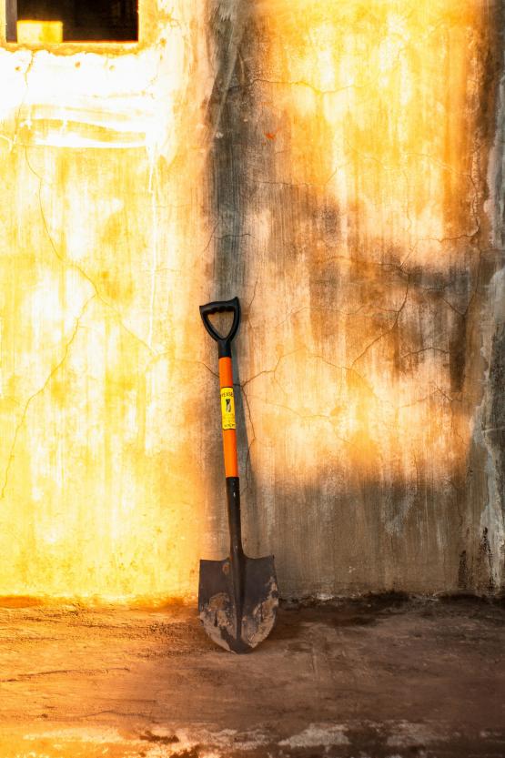 Foto door Nothing Ahead: https://www.pexels.com/nl-nl/foto/metalen-spade-geplaatst-bij-verweerde-muur-in-zonlicht-3635418/