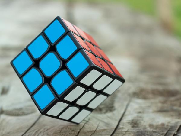 Foto door Jadson Thomas: https://www.pexels.com/nl-nl/foto/3-bij-3-rubik-s-cube-selective-focus-photography-1500610/