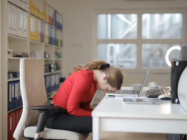 Foto door Andrea Piacquadio: https://www.pexels.com/nl-nl/foto/vrouw-in-rood-shirt-met-lange-mouwen-zittend-op-een-stoel-terwijl-leunend-op-laptop-3791134/